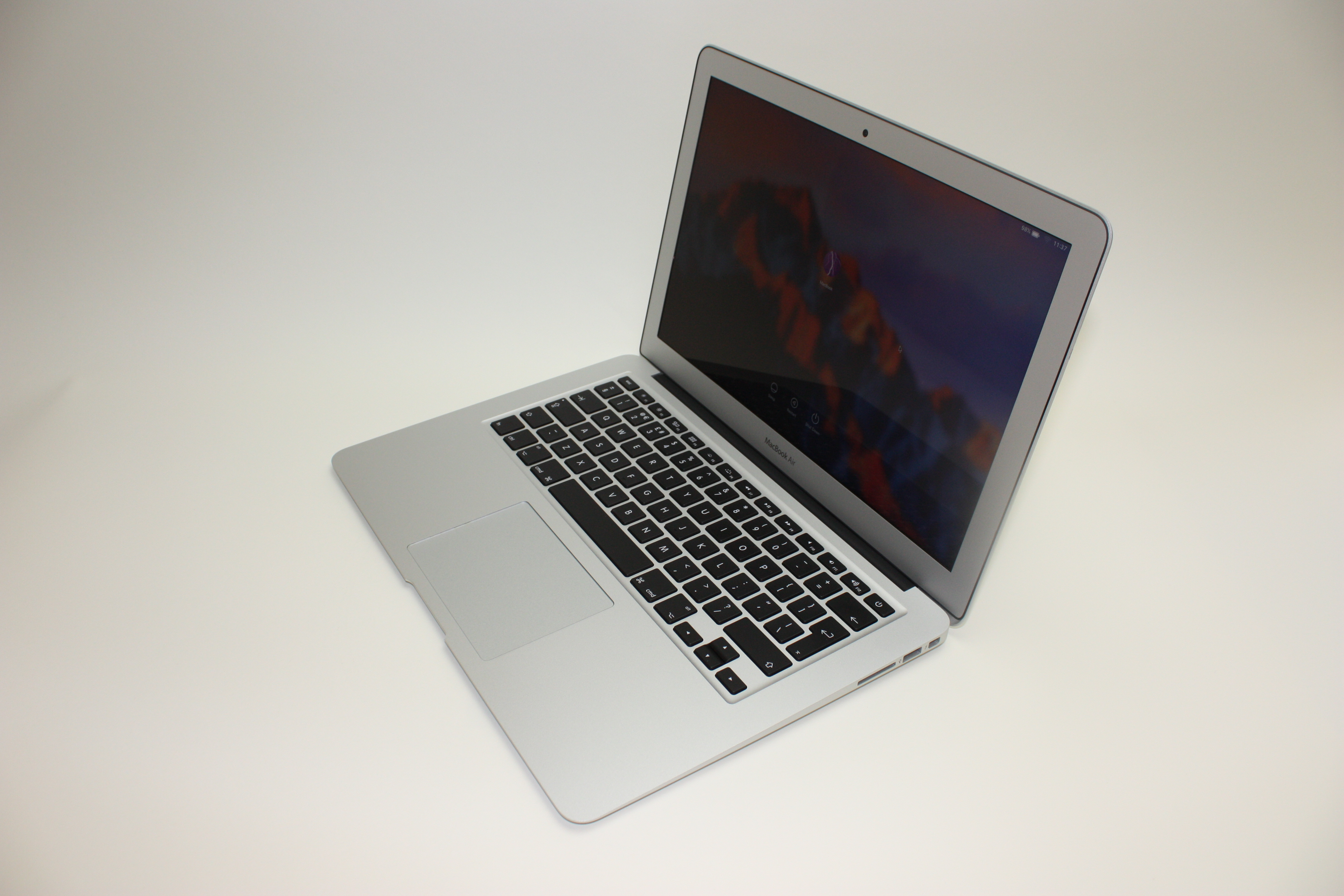 Refurbished MacBook Air 13" 1.6 GHz Core i5 (I5-5250U) / 4 GB 1600 MHz